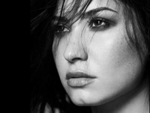 آهنگ انگلیسی Cry Baby از Demi Lovato به همراه متن و ترجمه مجزا