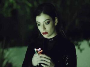 آهنگ انگلیسی Magnets از Lorde به همراه متن و ترجمه مجزا