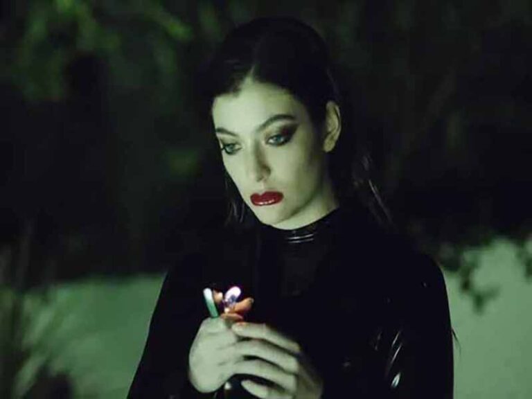 آهنگ انگلیسی Magnets از Lorde به همراه متن و ترجمه مجزا