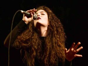 آهنگ انگلیسی Ribs از Lorde به همراه متن و ترجمه مجزا