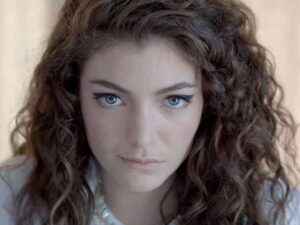 آهنگ انگلیسی Royals از Lorde به همراه متن و ترجمه مجزا