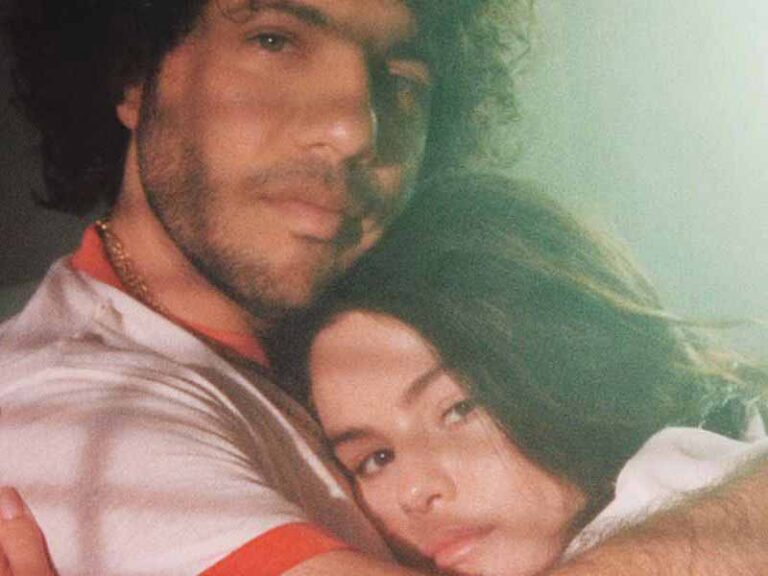 آهنگ انگلیسی Scared Of Loving You از Selena Gomez و Benny Blanco به همراه متن و ترجمه مجزا