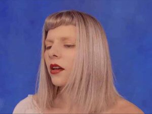 آهنگ انگلیسی A Soul With No King از AURORA به همراه متن و ترجمه مجزا