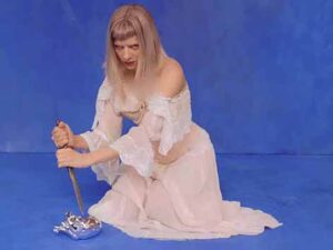 آهنگ انگلیسی Earthly Delights از AURORA به همراه متن و ترجمه مجزا