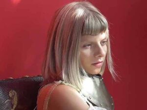 آهنگ انگلیسی Echo of My Shadow از AURORA به همراه متن و ترجمه مجزا