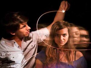 آهنگ فرانسوی Elle est d’ailleurs از Pierre Bachelet به همراه متن و ترجمه مجزا