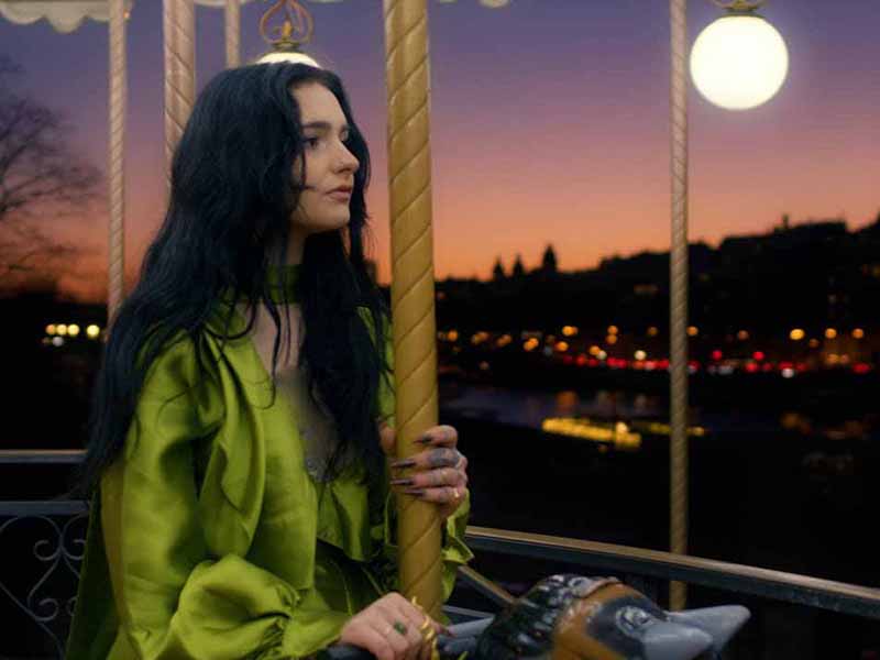 آهنگ فرانسوی Tourner la tête از Ambriel به همراه متن و ترجمه مجزا