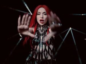 آهنگ انگلیسی Weapons از Ava Max به همراه متن و ترجمه مجزا