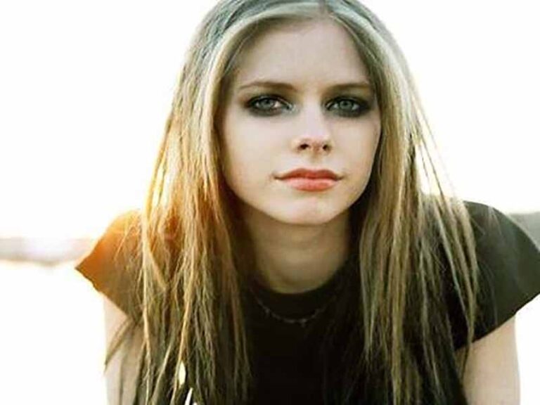 آهنگ انگلیسی Fall to Pieces از Avril Lavigne به همراه متن و ترجمه مجزا