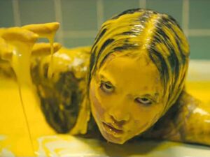 آهنگ انگلیسی Living Hell از Bella Poarch به همراه متن و ترجمه مجزا