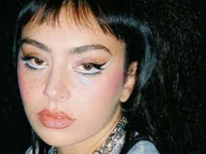 آهنگ انگلیسی Unlock it (Lock It) از Charli XCX به همراه متن و ترجمه مجزا