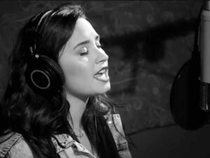 آهنگ انگلیسی In Case از Demi Lovato به همراه متن و ترجمه مجزا