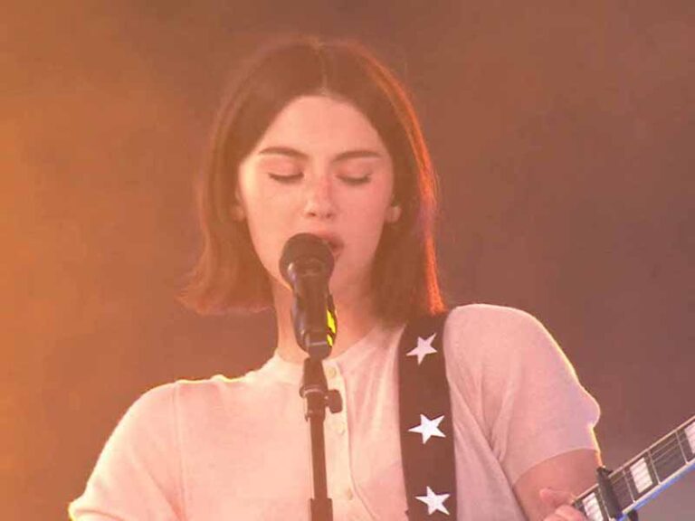 آهنگ انگلیسی Blowing Smoke از Gracie Abrams به همراه متن و ترجمه مجزا