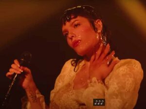 آهنگ انگلیسی Honey از Halsey به همراه متن و ترجمه مجزا