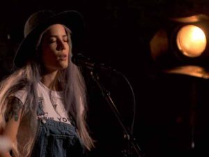 آهنگ انگلیسی Hurricane از Halsey به همراه متن و ترجمه مجزا