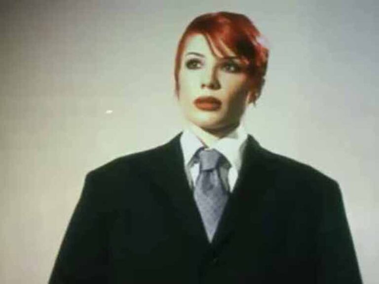 آهنگ انگلیسی Hurt Feelings از Halsey به همراه متن و ترجمه مجزا