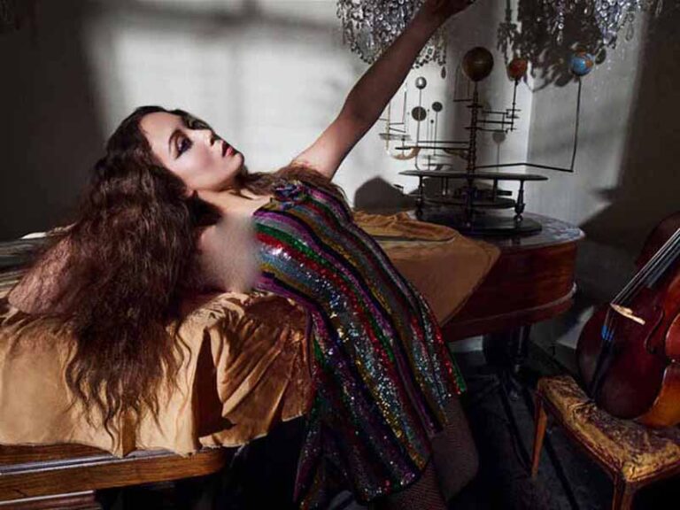 آهنگ انگلیسی Silver Lining از Laufey به همراه متن و ترجمه مجزا