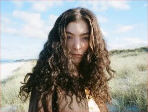 آهنگ انگلیسی Stoned at the Nail Salon از Lorde به همراه متن و ترجمه مجزا