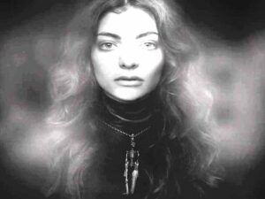 آهنگ انگلیسی Swingin Party از Lorde به همراه متن و ترجمه مجزا