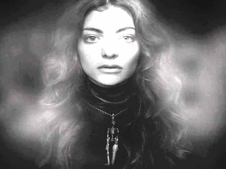 آهنگ انگلیسی Swingin Party از Lorde به همراه متن و ترجمه مجزا