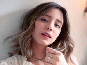 آهنگ انگلیسی Kleptomaniac از AEMIA به همراه متن و ترجمه مجزا