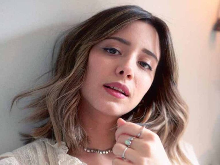 آهنگ انگلیسی Kleptomaniac از AEMIA به همراه متن و ترجمه مجزا