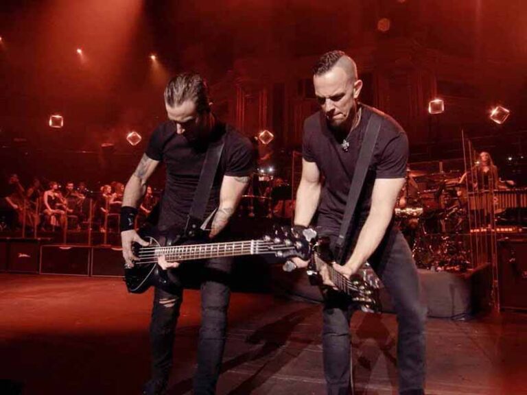 آهنگ انگلیسی Addicted To Pain از Alter Bridge به همراه متن و ترجمه مجزا