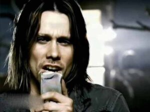 آهنگ انگلیسی Broken Wings از Alter Bridge به همراه متن و ترجمه مجزا