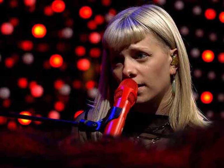 آهنگ انگلیسی Invisible Wounds از AURORA به همراه متن و ترجمه مجزا