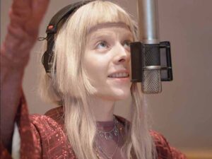 آهنگ انگلیسی It Happened Quiet از AURORA به همراه متن و ترجمه مجزا