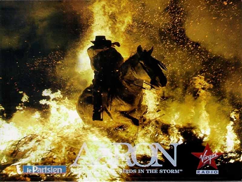 آهنگ انگلیسی Arm Your Eyes از AaRON به همراه متن و ترجمه مجزا