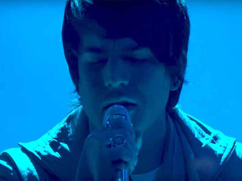 آهنگ انگلیسی  Mad World از Adam Lambert به همراه متن و ترجمه مجزا