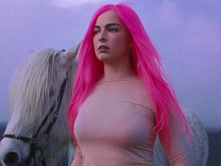 آهنگ انگلیسی Headphones On از Addison Rae به همراه متن و ترجمه مجزا