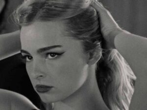 آهنگ انگلیسی Times Like These از Addison Rae به همراه متن و ترجمه مجزا