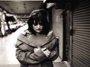 آهنگ انگلیسی Dirty Little Thing از Adelitas Way به همراه متن و ترجمه مجزا