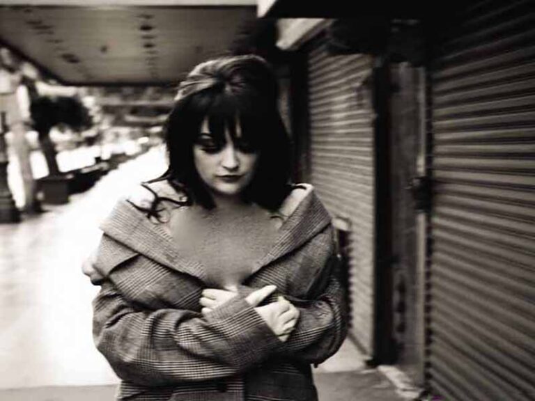 آهنگ انگلیسی Dirty Little Thing از Adelitas Way به همراه متن و ترجمه مجزا