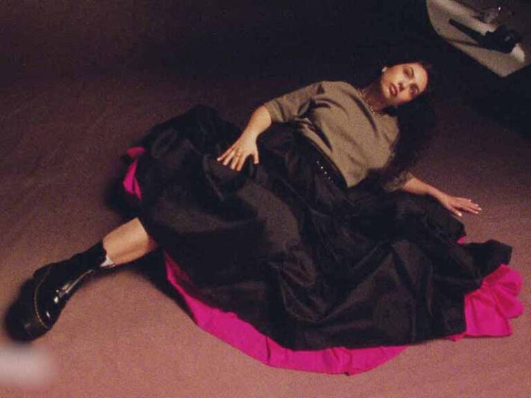 آهنگ انگلیسی Left Alone از Alessia Cara به همراه متن و ترجمه مجزا