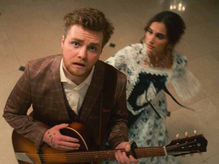 آهنگ انگلیسی Before You Leave Me از Alex Warren به همراه متن و ترجمه مجزا