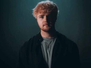 آهنگ انگلیسی Chasing Shadows از Alex Warren به همراه متن و ترجمه مجزا