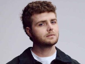 آهنگ انگلیسی The Outside از Alex Warren به همراه متن و ترجمه مجزا