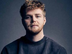 آهنگ انگلیسی Who I Am از Alex Warren به همراه متن و ترجمه مجزا