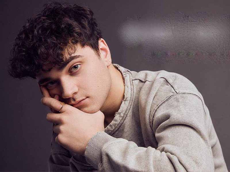 آهنگ انگلیسی The Way a Heart Breaks از Alexander Stewart به همراه متن و ترجمه مجزا