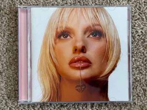 آهنگ انگلیسی Ocean Eyes از Alexandra Stan به همراه متن و ترجمه مجزا