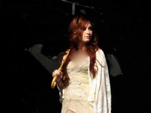 آهنگ انگلیسی Lightweight از Demi Lovato به همراه متن و ترجمه مجزا