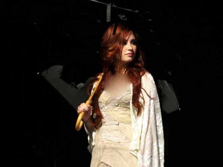 آهنگ انگلیسی Lightweight از Demi Lovato به همراه متن و ترجمه مجزا