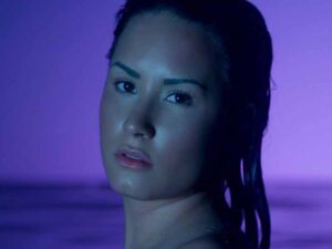آهنگ انگلیسی Neon Lights از Demi Lovato به همراه متن و ترجمه مجزا