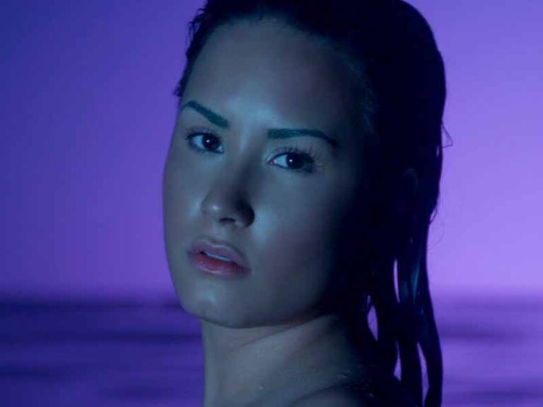 آهنگ انگلیسی Neon Lights از Demi Lovato به همراه متن و ترجمه مجزا