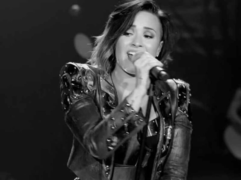 آهنگ انگلیسی Nightingale از Demi Lovato به همراه متن و ترجمه مجزا