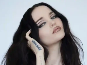 آهنگ انگلیسی Hello My Old Lover از Dove Cameron به همراه متن و ترجمه مجزا