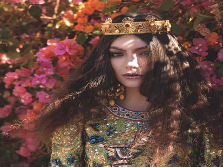 آهنگ انگلیسی White Teeth Teens از Lorde به همراه متن و ترجمه مجزا